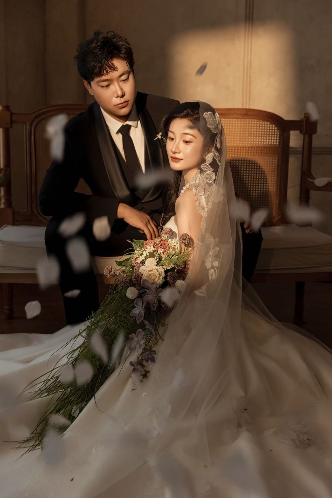 烛光与花瓣间，刘泽宇和董盼晴的婚纱合照